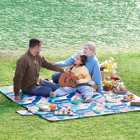 Piknik takaró, 200 x 150 cm, színes levelek minta